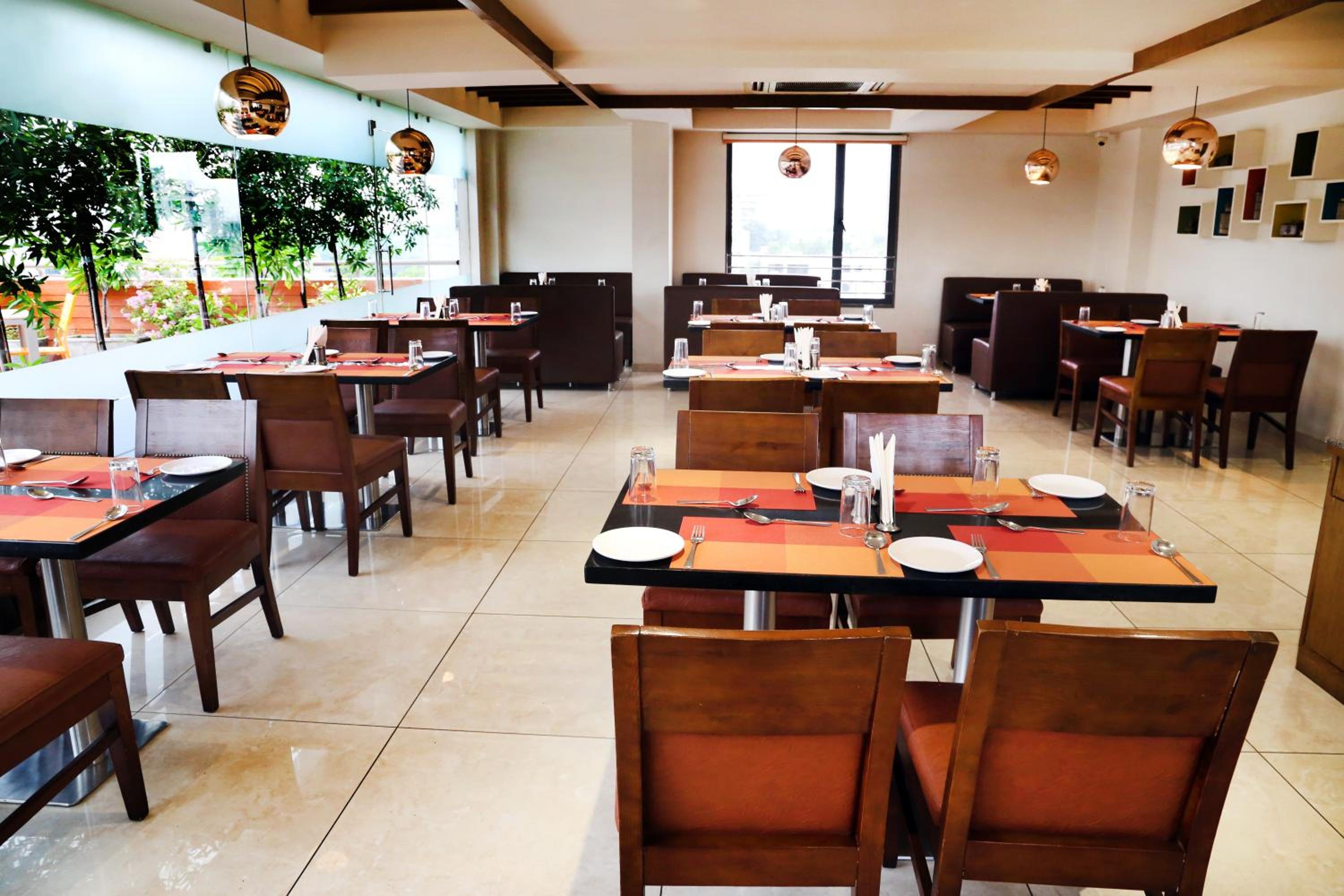 OYO Premium Vastrapur Lake 54/63