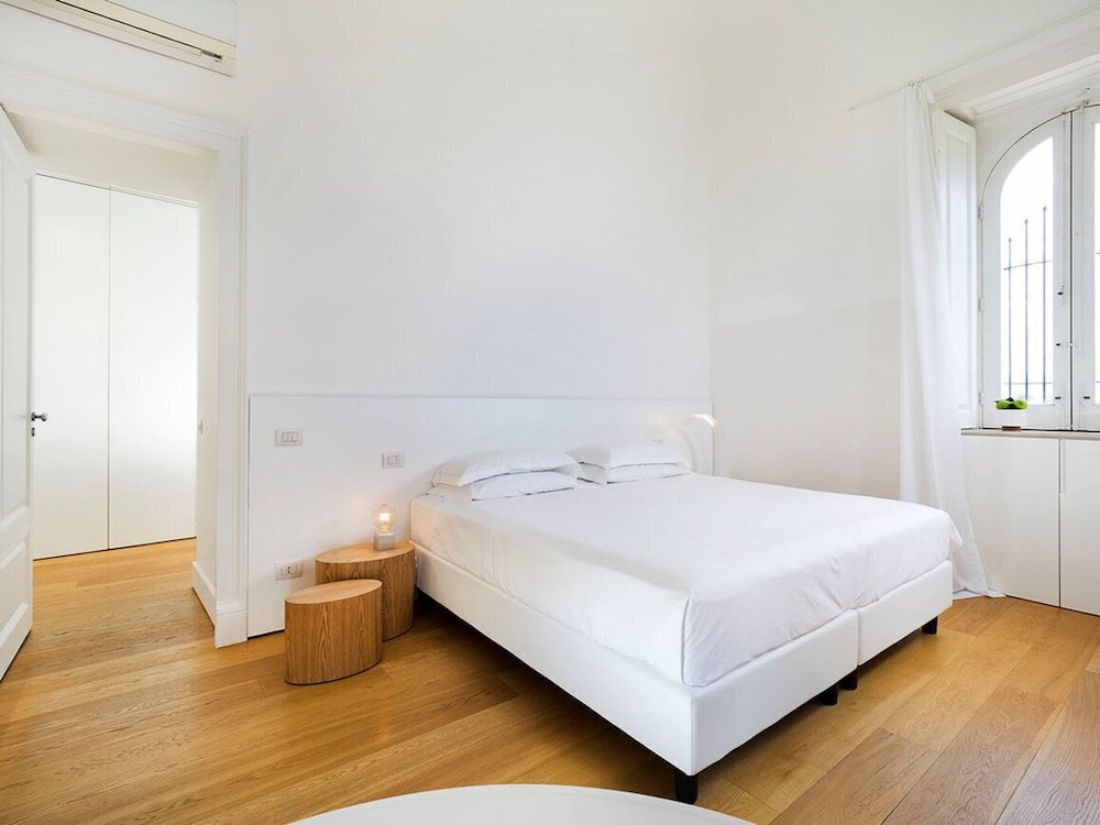 EXCLUSIVE, STUDIO, SUITE