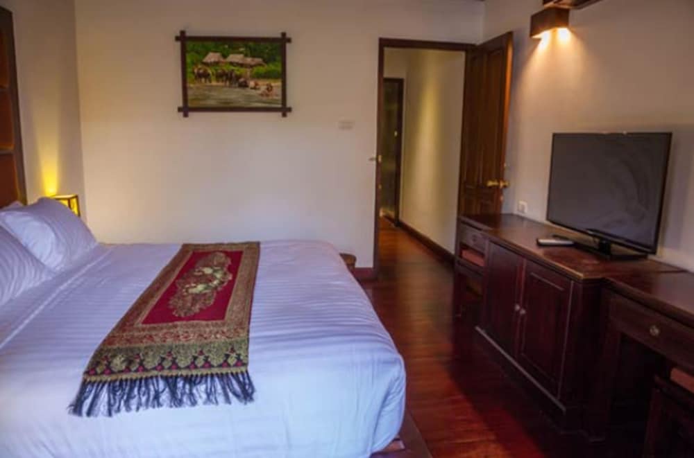EXECUTIVE, SUITE