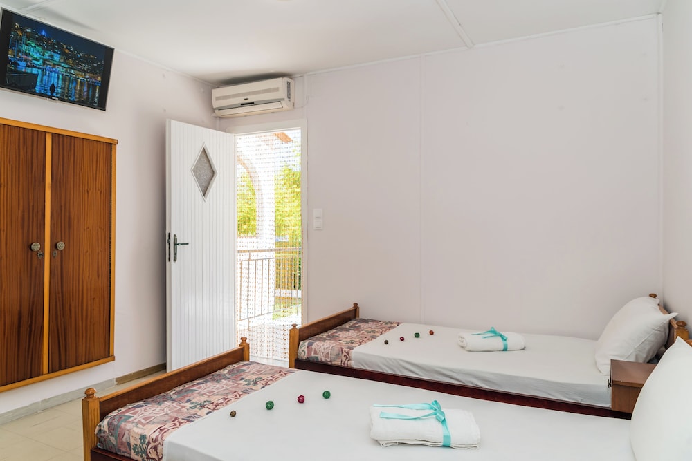 Roussas Studios and Apartments 39/41