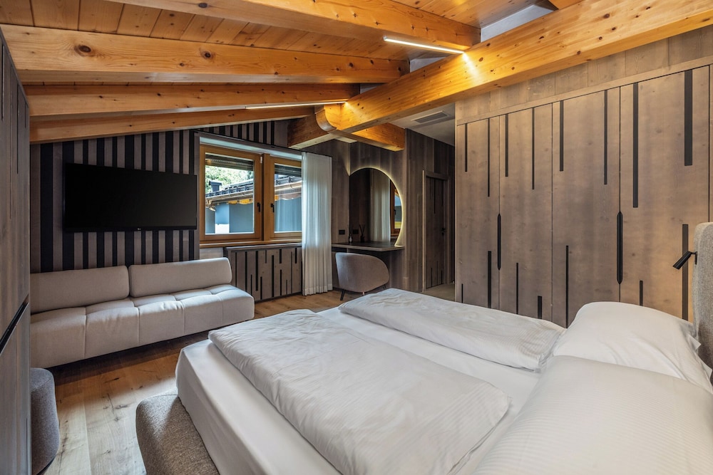 Nature, Classic, 1 King and 1 Single Beds