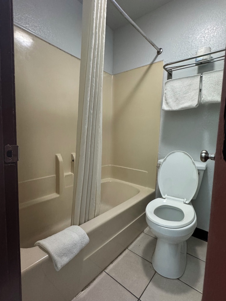 Claremore Motor Inn 34/34