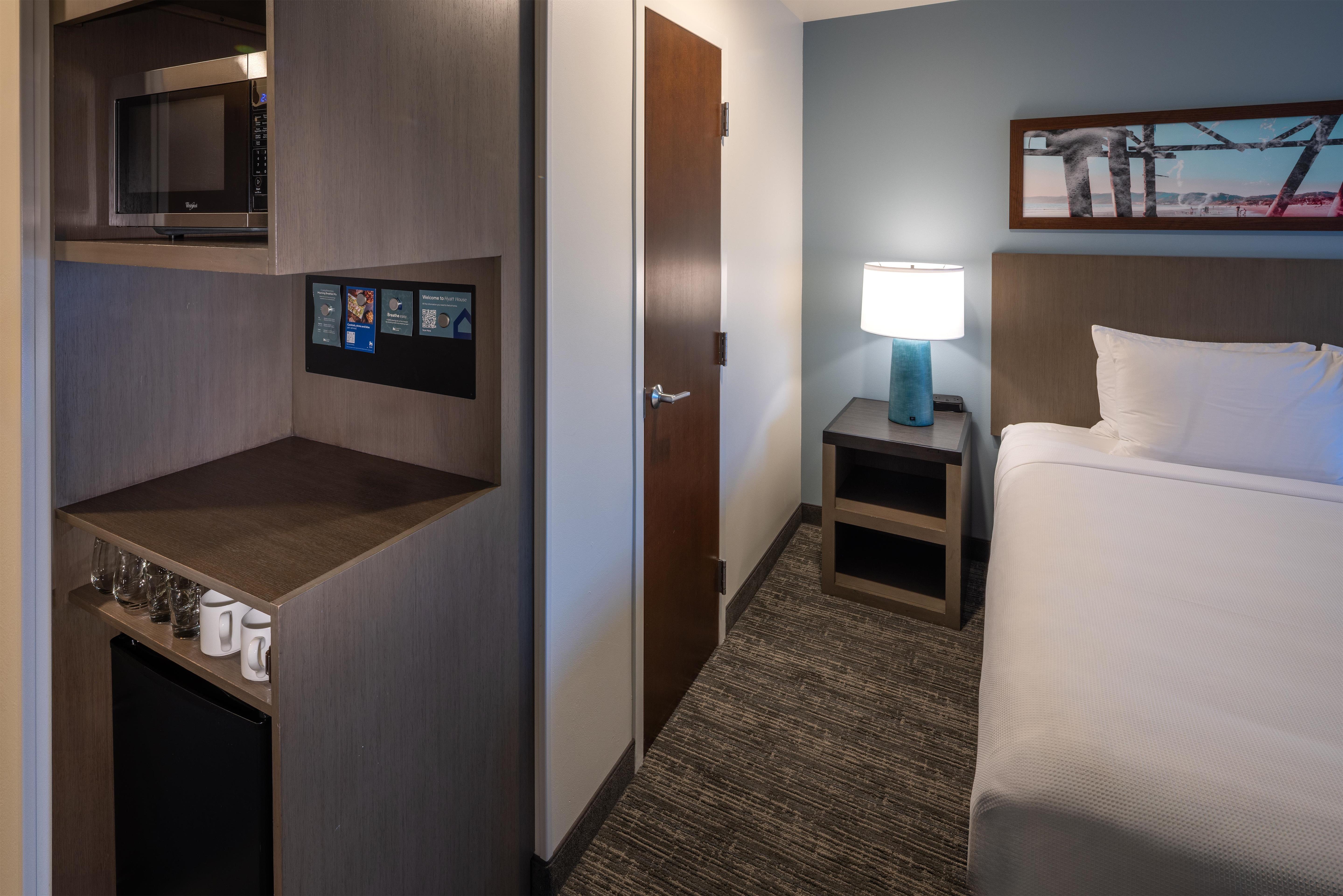 Guest Room, King Bed, Den