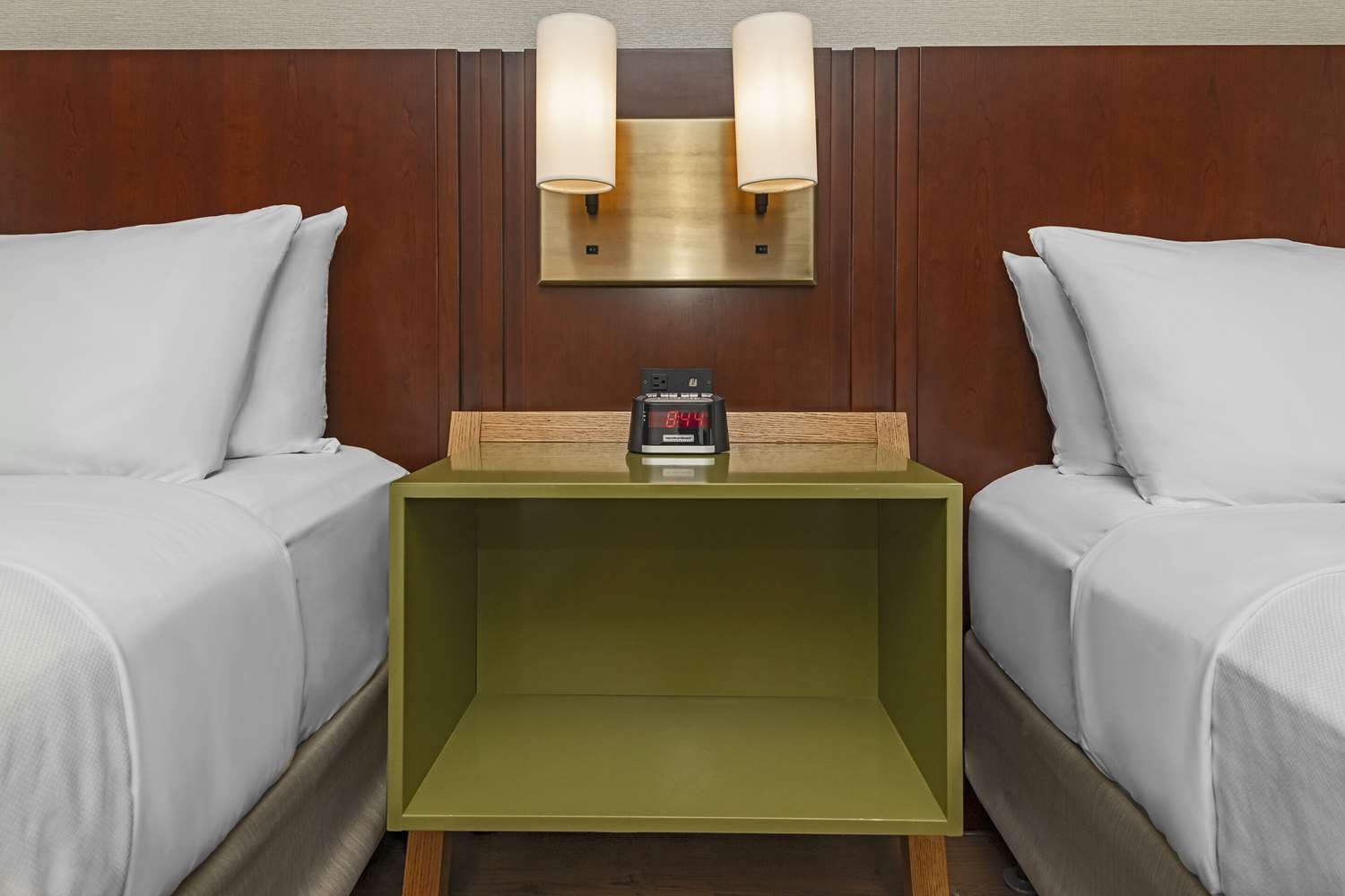 Upgrade, 2 Queen Beds, Comfort Inn Cambridge - Highway 401 5/6