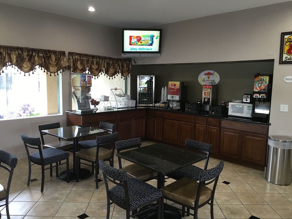 Super 8 by Wyndham Salinas 31/36