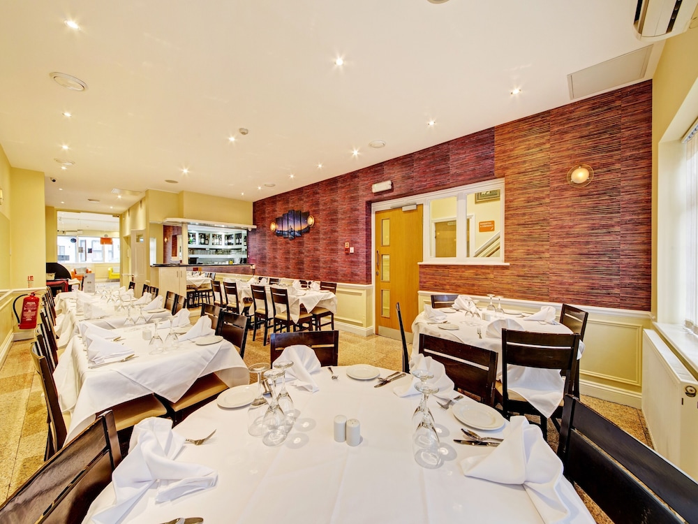 OYO Bostons Manor Hotel, Hanwell London 49/64