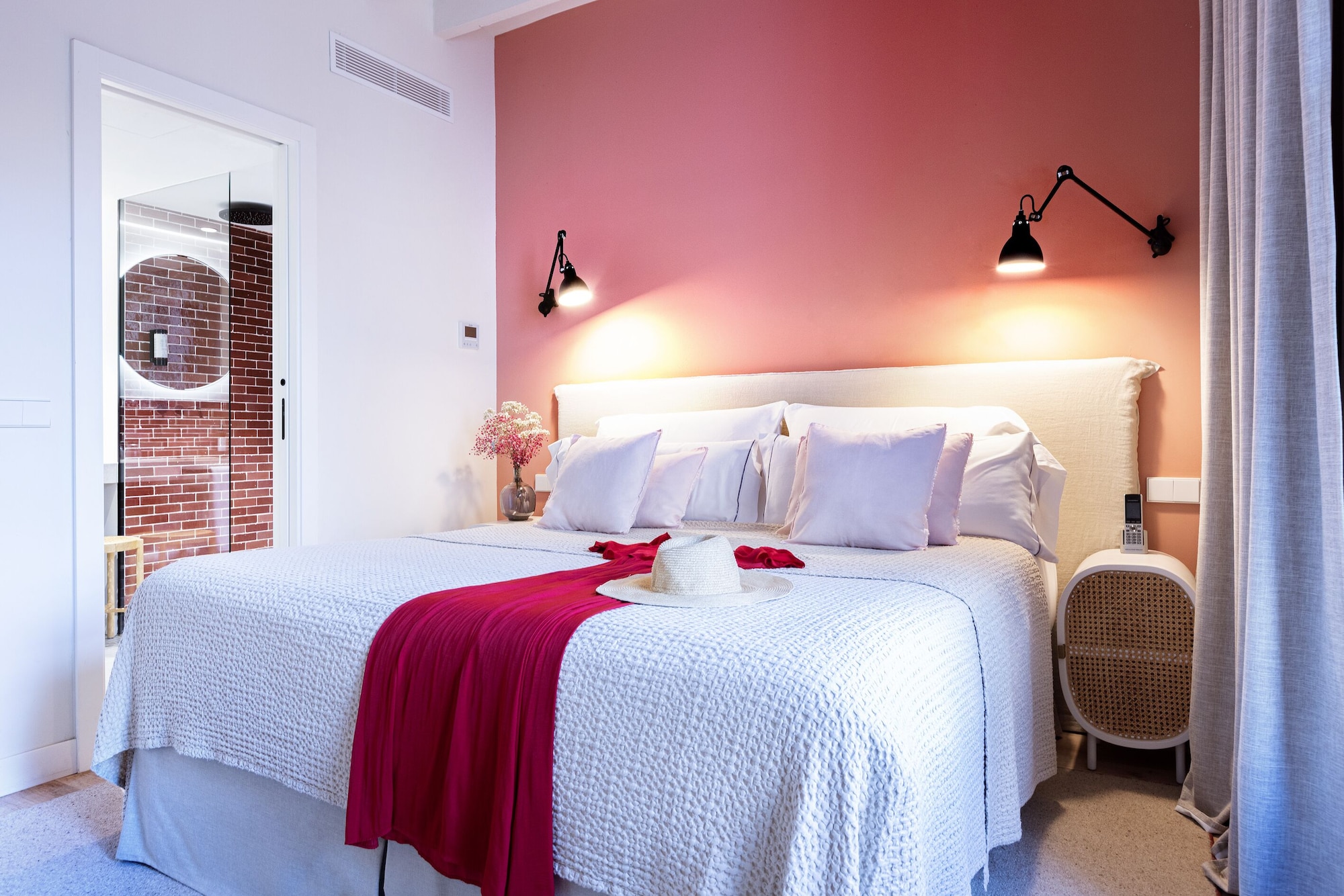 1 BEDROOM, SUITE