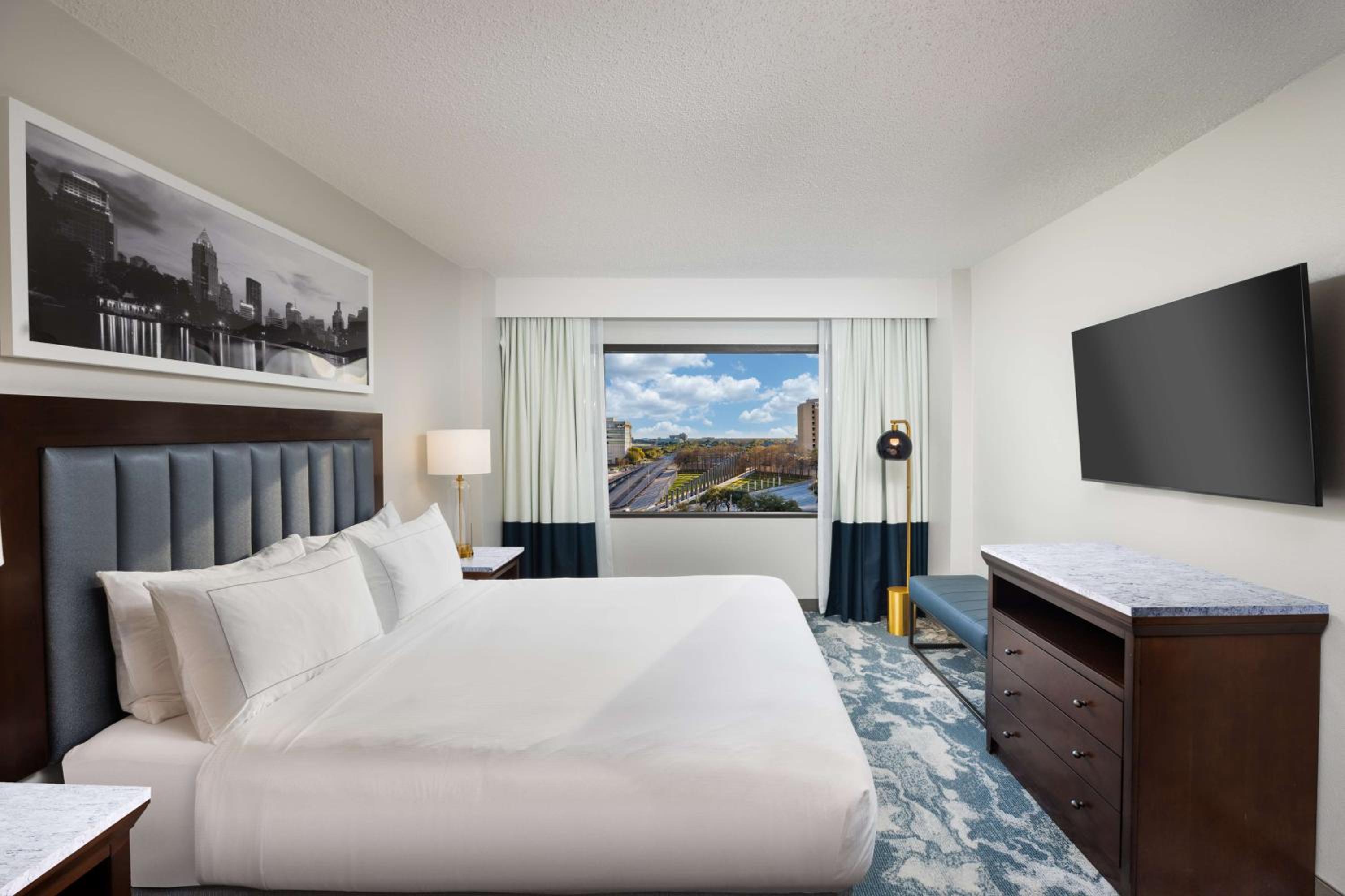 1 BEDROOM, SUITE, KING BED, SOFA, KITCHEN