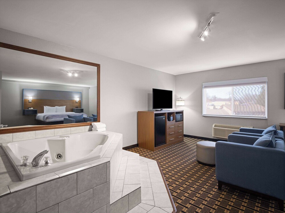 AmericInn by Wyndham Woodstock IL 28/50