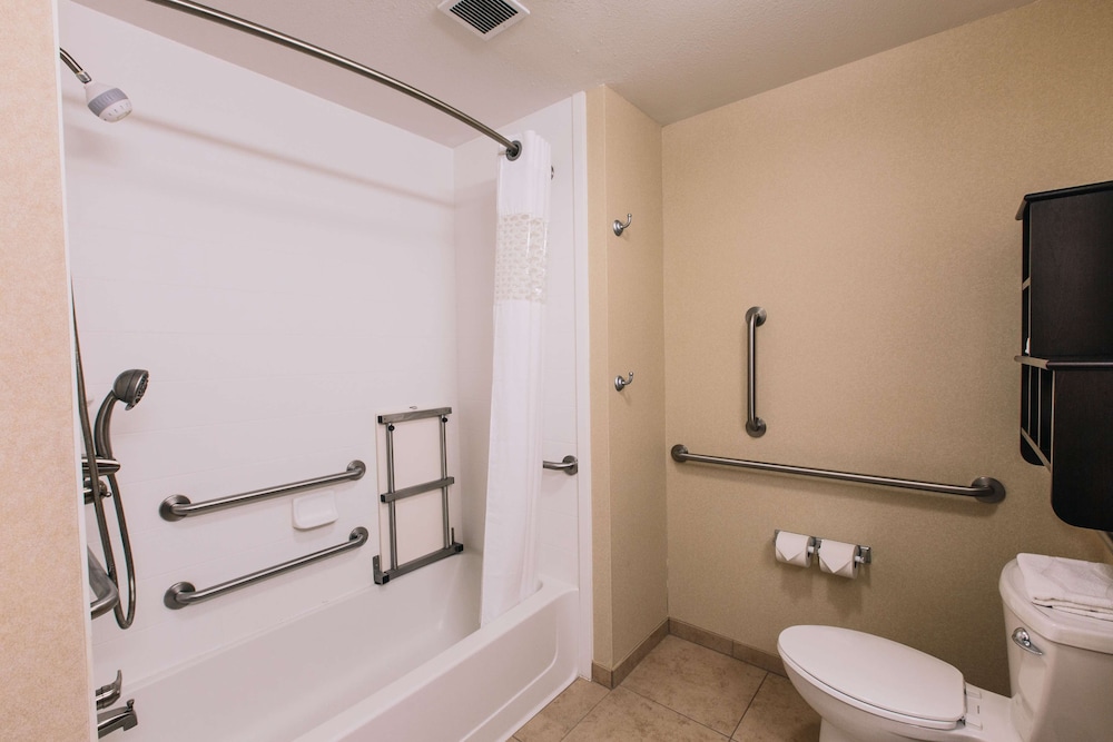 Hampton Inn Suites Effingham 18/63