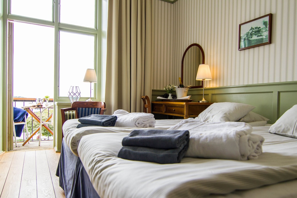 SUPERIOR, TWIN BEDS, SEA VIEW, BALCONY