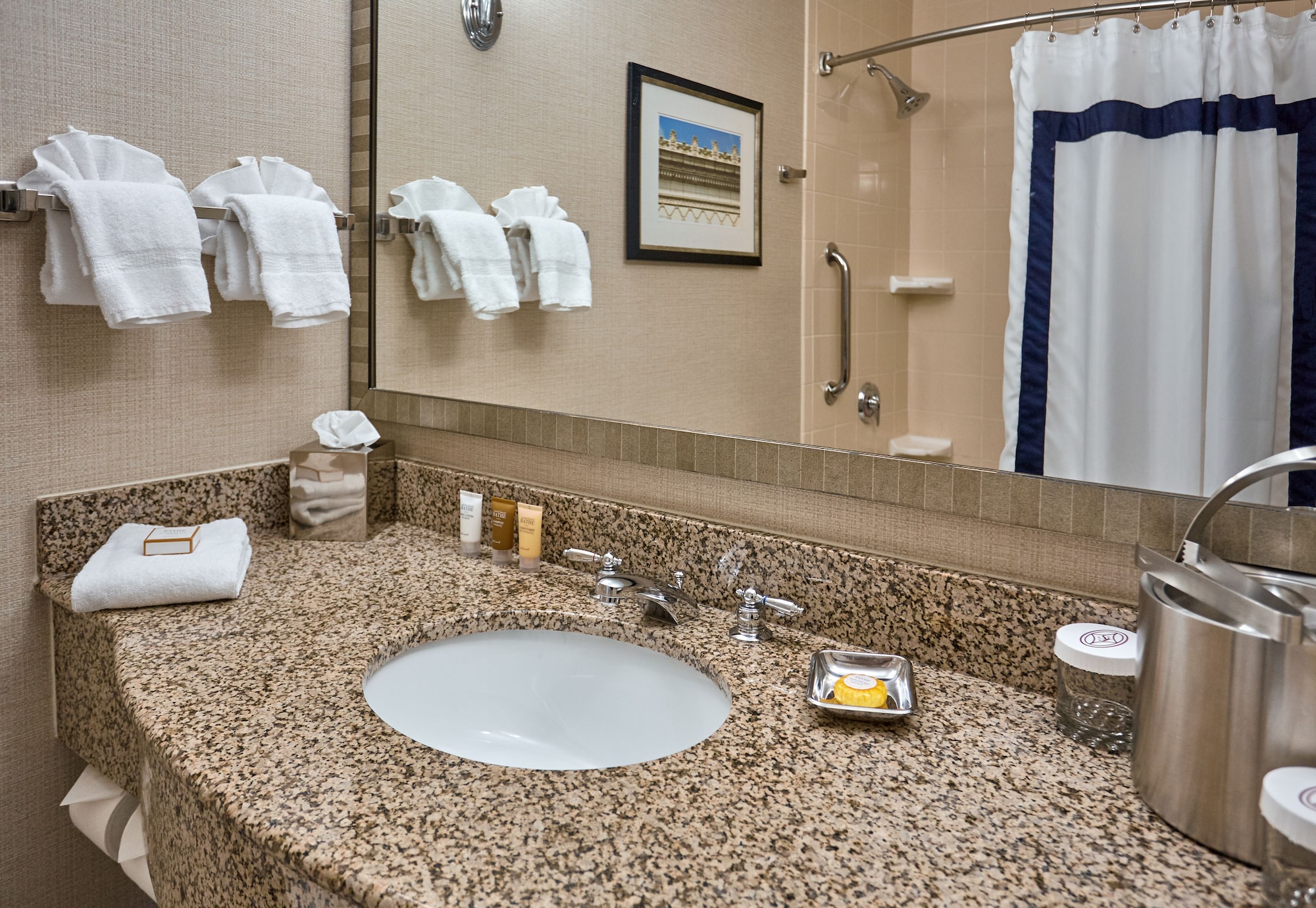 غرفة تقليدية بسرير كينج لذوي الإعاقة، Hotel 24 South 2/2