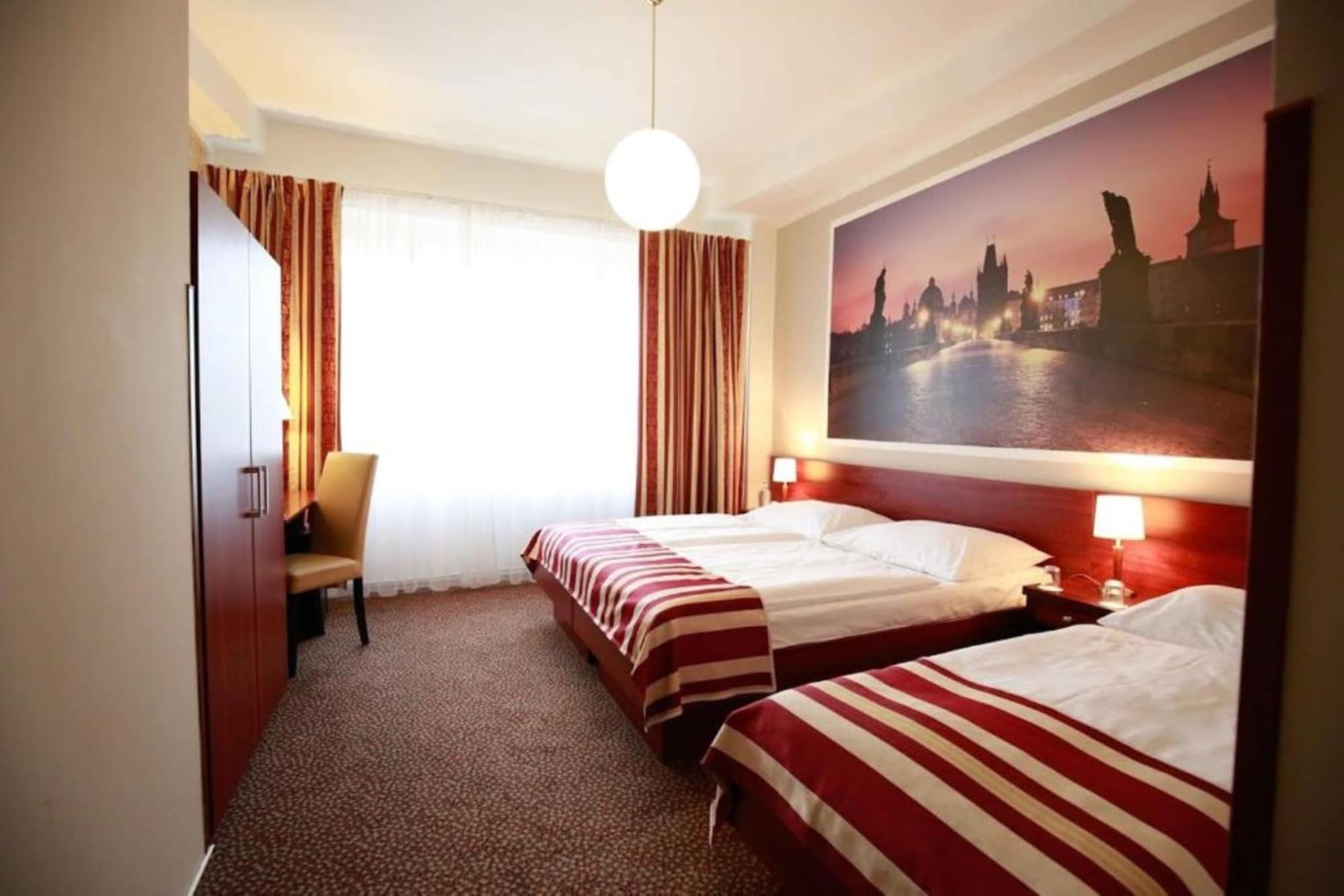 غرفة رباعية بثلاثة أسرّة، Metropolitan Old Town Hotel 5/10