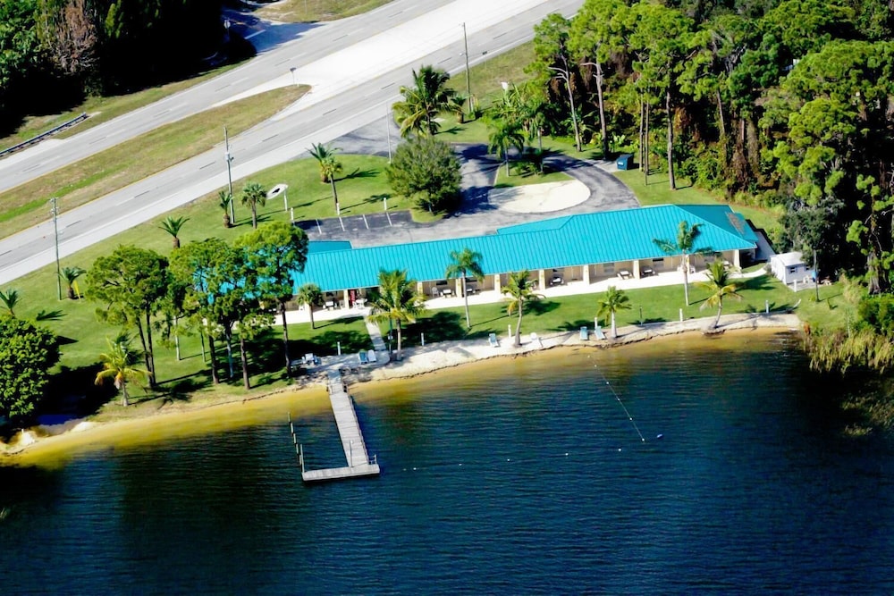 Lake Grassy Inn & Suites 5/38
