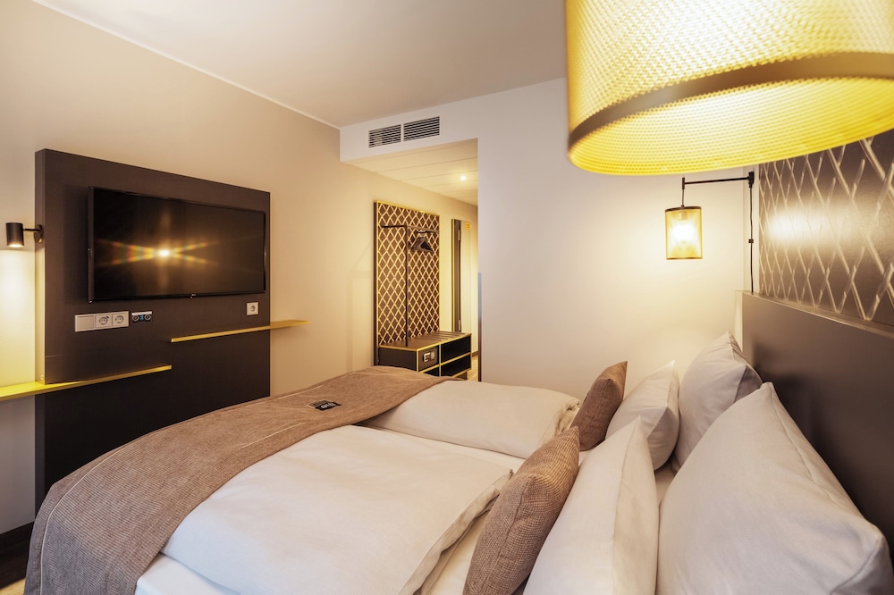 STANDARD, QUEEN BED