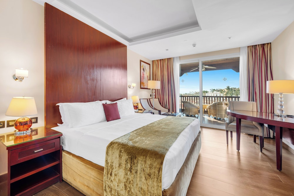 SAVOY, 2 BEDROOMS, ROYAL, SUPERIOR, MULTIPLE BEDS, POOL VIEW, LIVING AREA