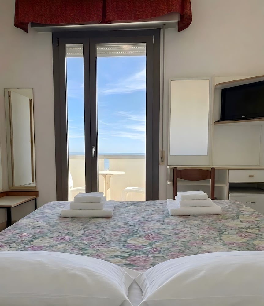 غرفة بسرير مزدوج بإطلالة على البحر بشرفة، Hotel Columbia Frontemare 5/8