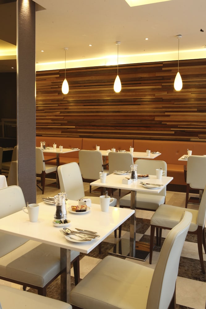 Park Grand London Heathrow 45/58