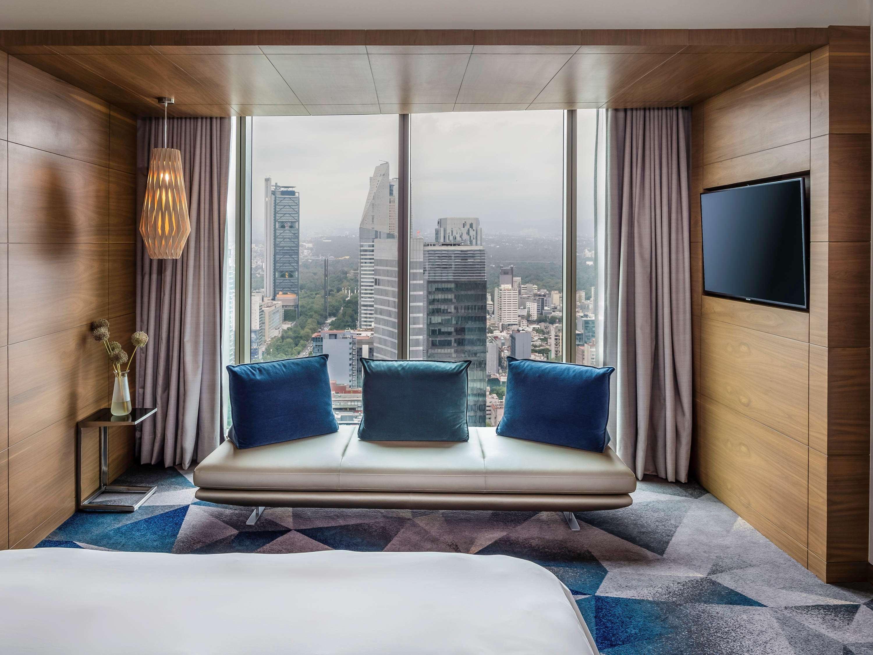 Superior, King Bed, Skyline View, Executive Level