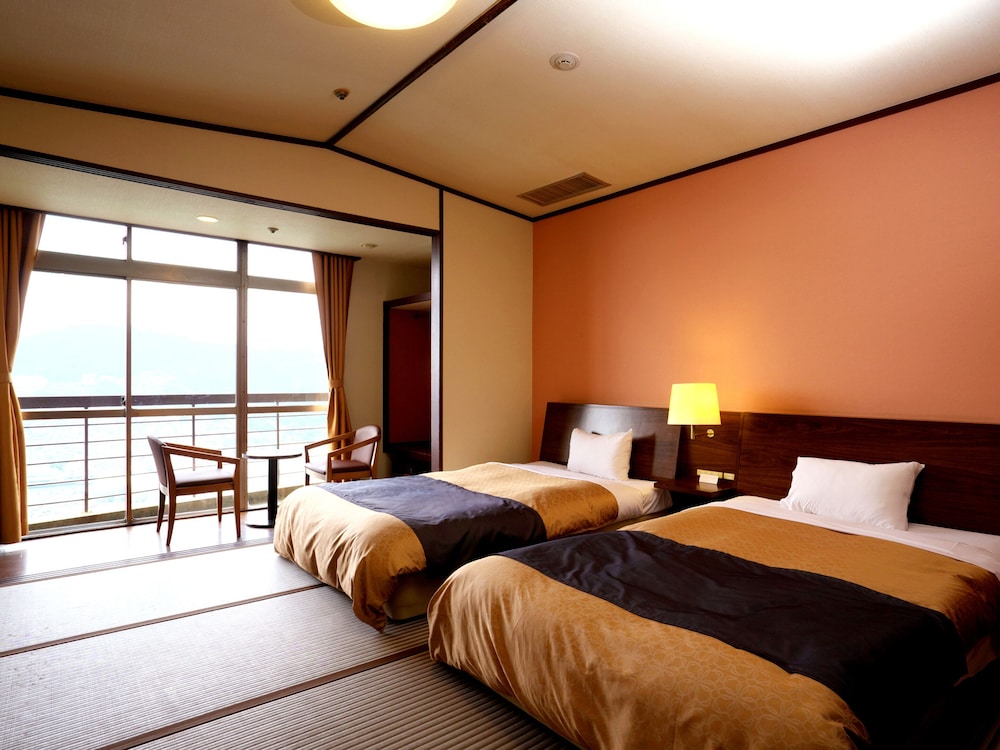 STANDARD, TWIN BEDS, CITY VIEW
