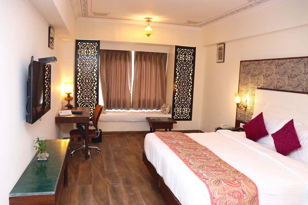Regal, Deluxe, King Bed, Pool View, Balcony