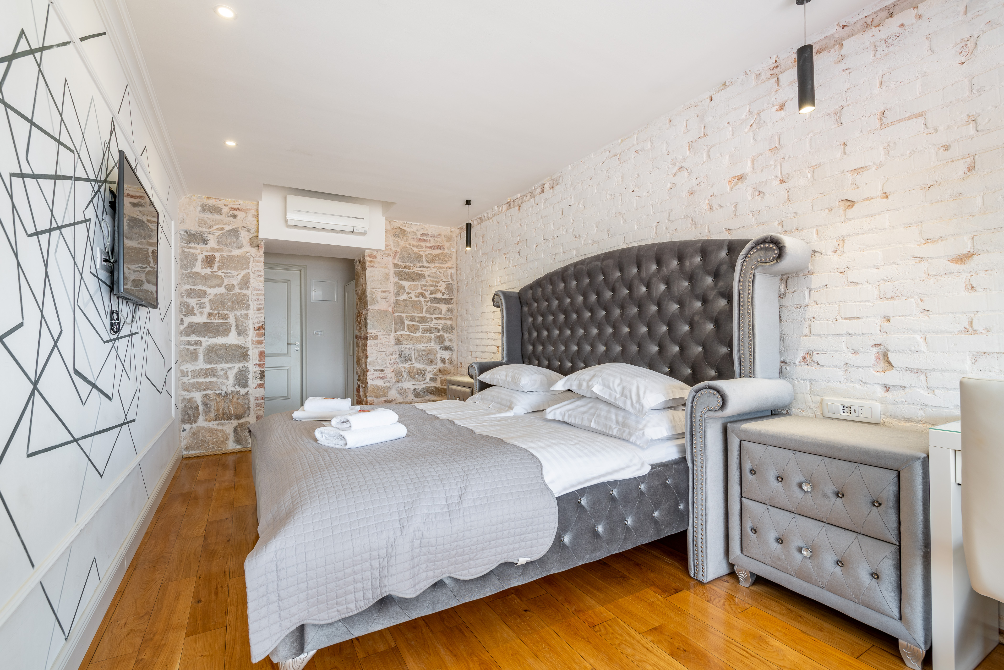 Deluxe, Double Bed, Beach Front، Galeria Valeria Seaside Downtown - MAG Quaint & Elegant Boutique Hotels 3/9