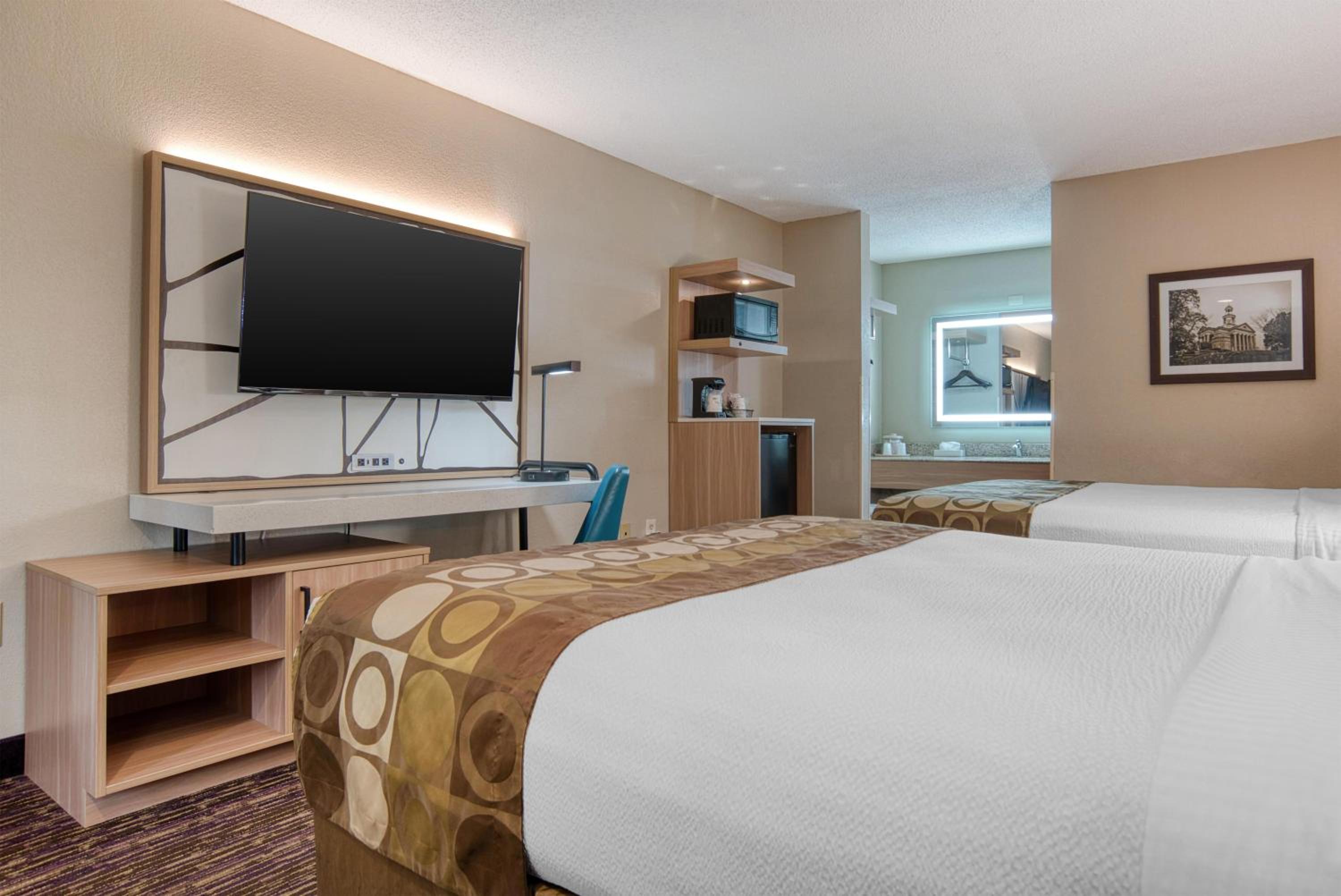 Room, 1 Double and 2 Queen Beds, Large، Best Western Vicksburg 8/9