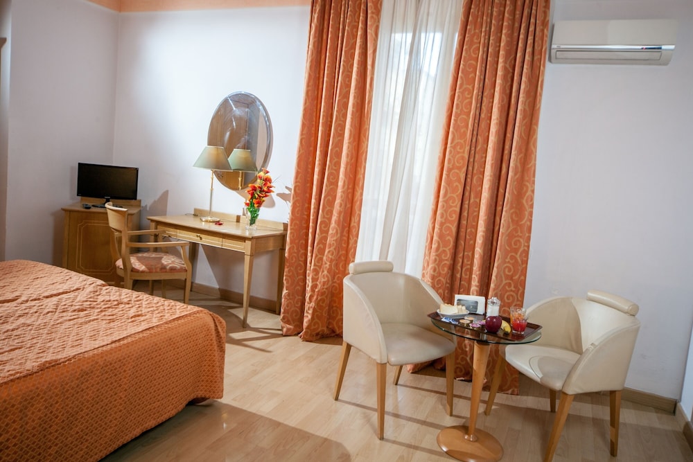 ROOM, DOUBLE BED