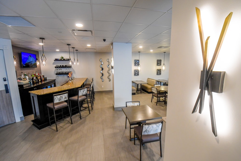 Euro Suites Hotel 38/52