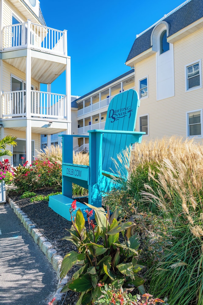 Drifting Sands Oceanfront Hotel 56/70