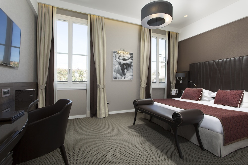 DELUXE, DOUBLE BED