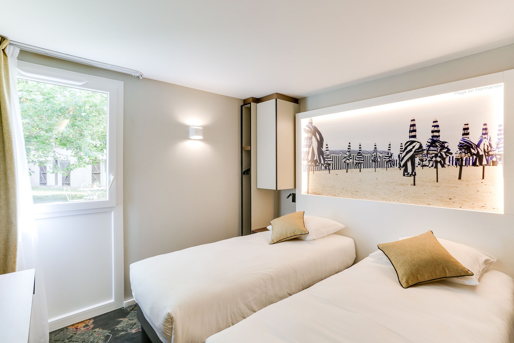ROOM, TWIN BEDS