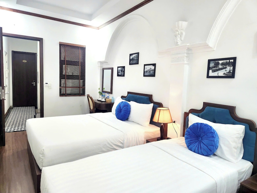 SUPERIOR, DOUBLE OR TWIN BED