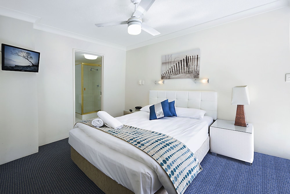 Atrium Resort 8/70