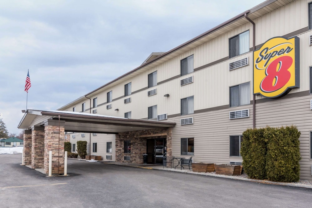 Super 8 by Wyndham Kalispell Glacier National Park 3/28
