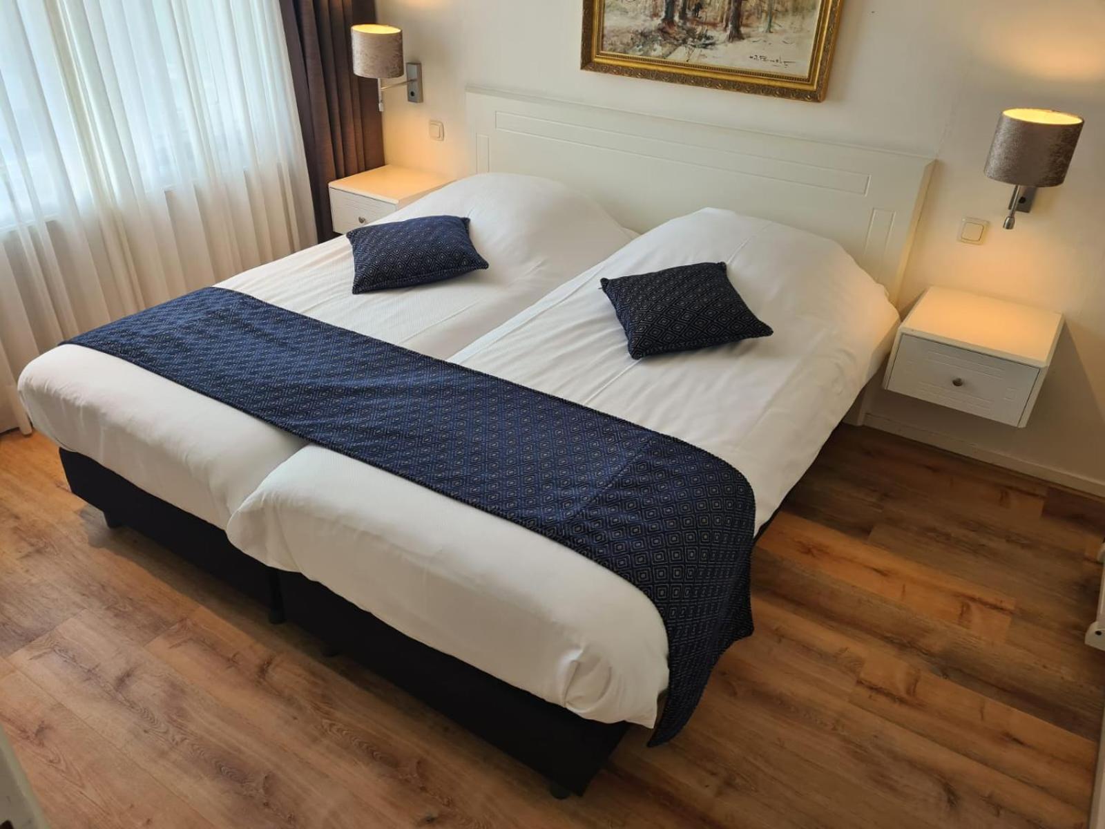 Room, Twin Beds, Bath and Shower, Accessible