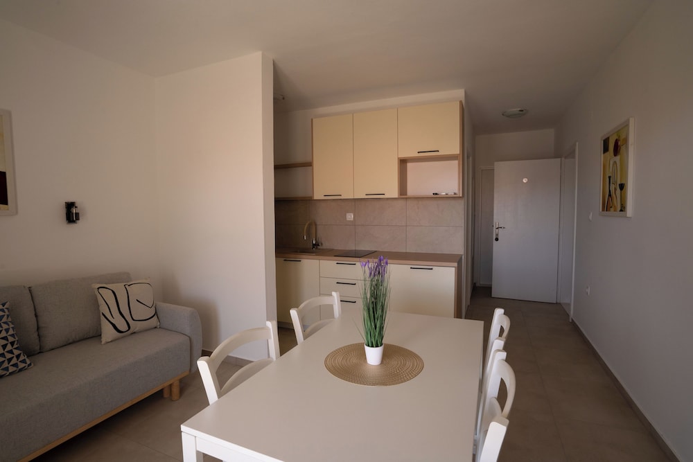 PETRA APARTMENTS 26/40