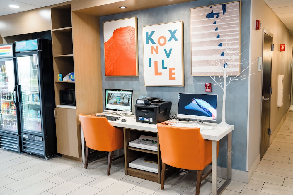 Holiday Inn Express Hotel and Suites Knoxville-North-I-75 Exit 112 55/61