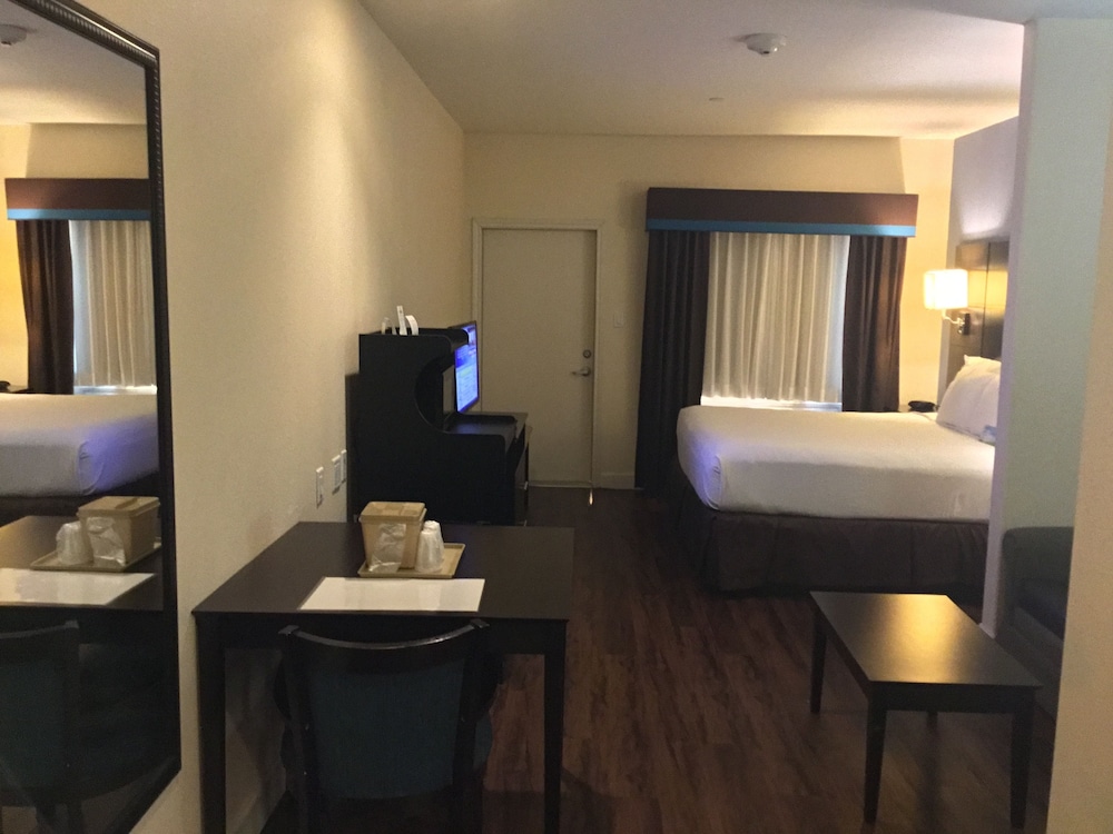 Days Inn & Suites By Wyndham Galveston West/Seawall 12/32