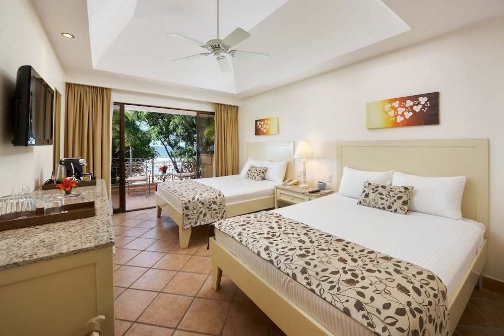 Tamarindo Diria Beach Resort 12/63
