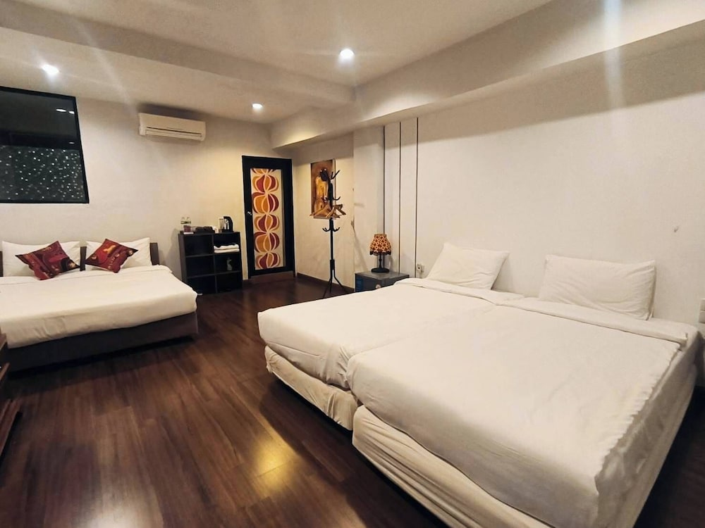Around The World Bed and Breakfast - Hostel 11/50