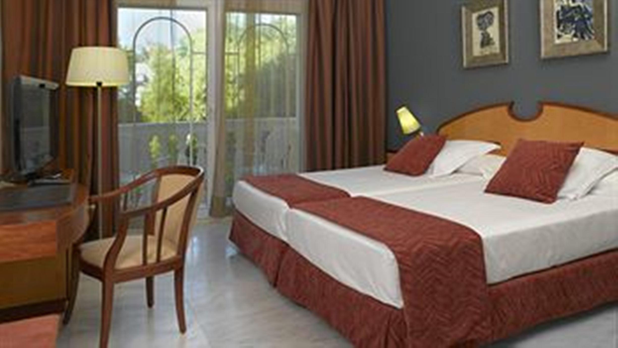 Room, Double or Twin Bed, Pool View