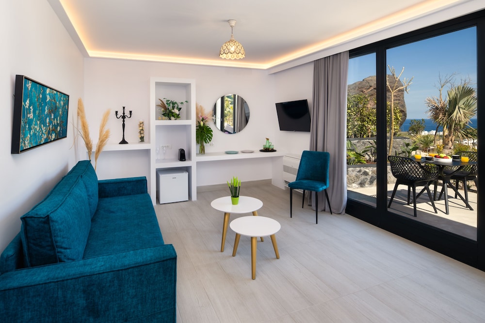 Palm Island Suites Santorini 33/66