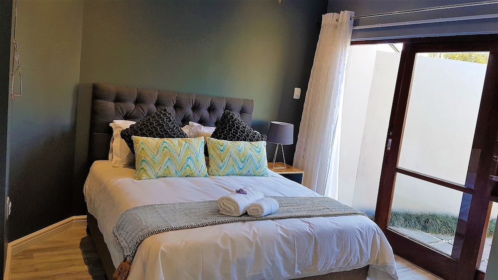 Garden, Queen Bed
