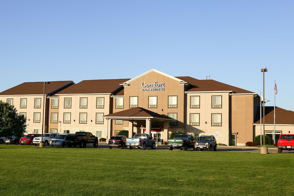 Comfort Inn & Suites Grinnell near I-80 1/32