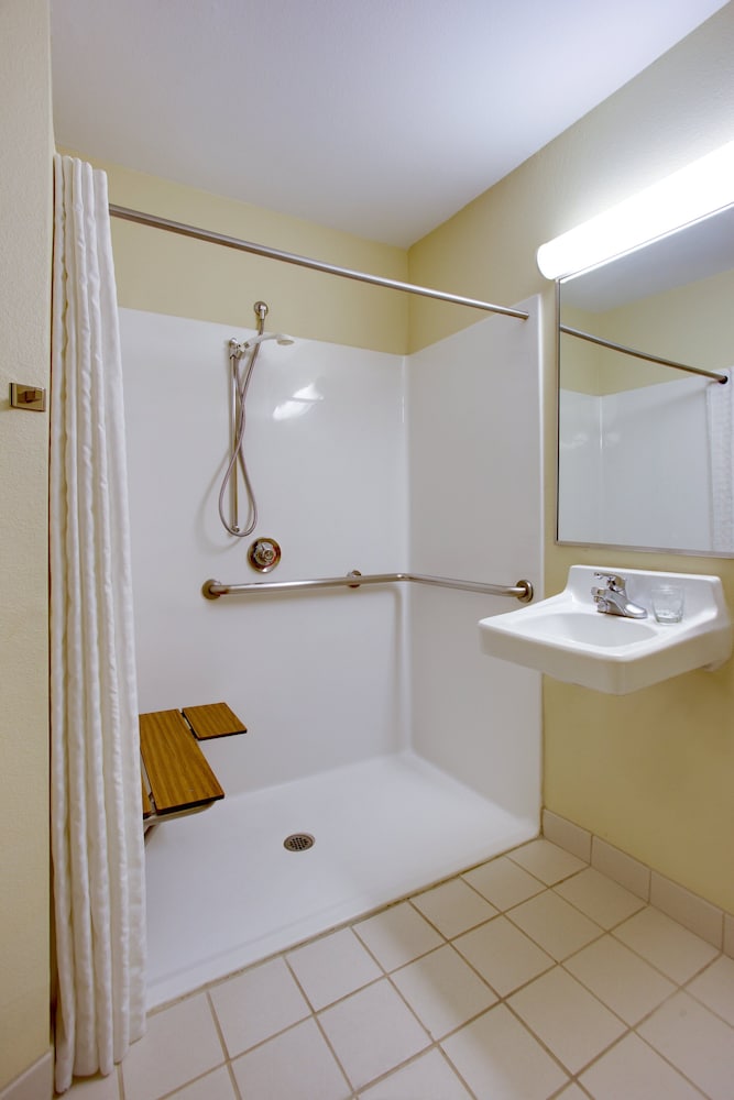 CANDLEWOOD SUITES RALEIGH CRABTREE 19/57