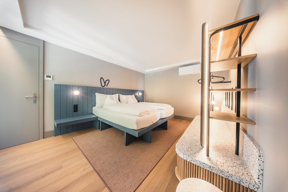 Pure, Studio 130, Twin Beds, 2 Sofa