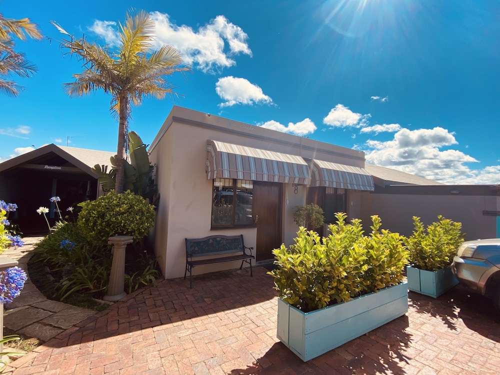 Dolphin Circle Bed and Breakfast 1/50