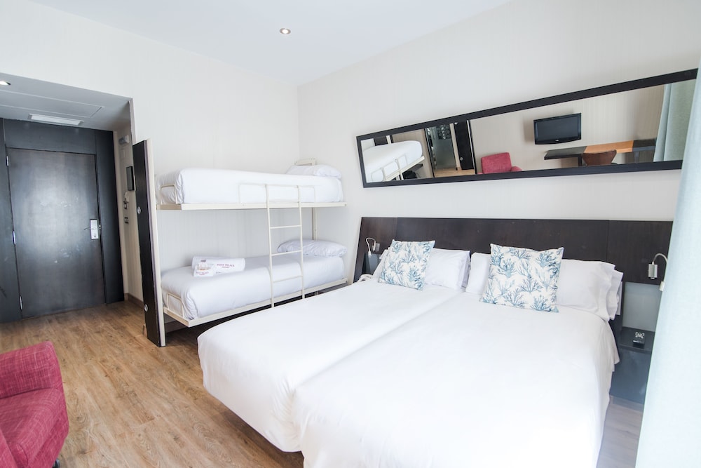 ROOM, QUADRUPLE