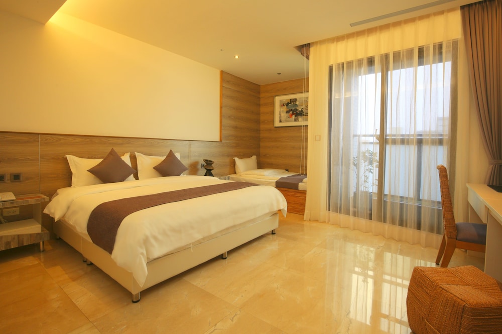 VIP, DELUXE, TRIPLE, MULTIPLE BEDS, CITY VIEW, BATHTUB